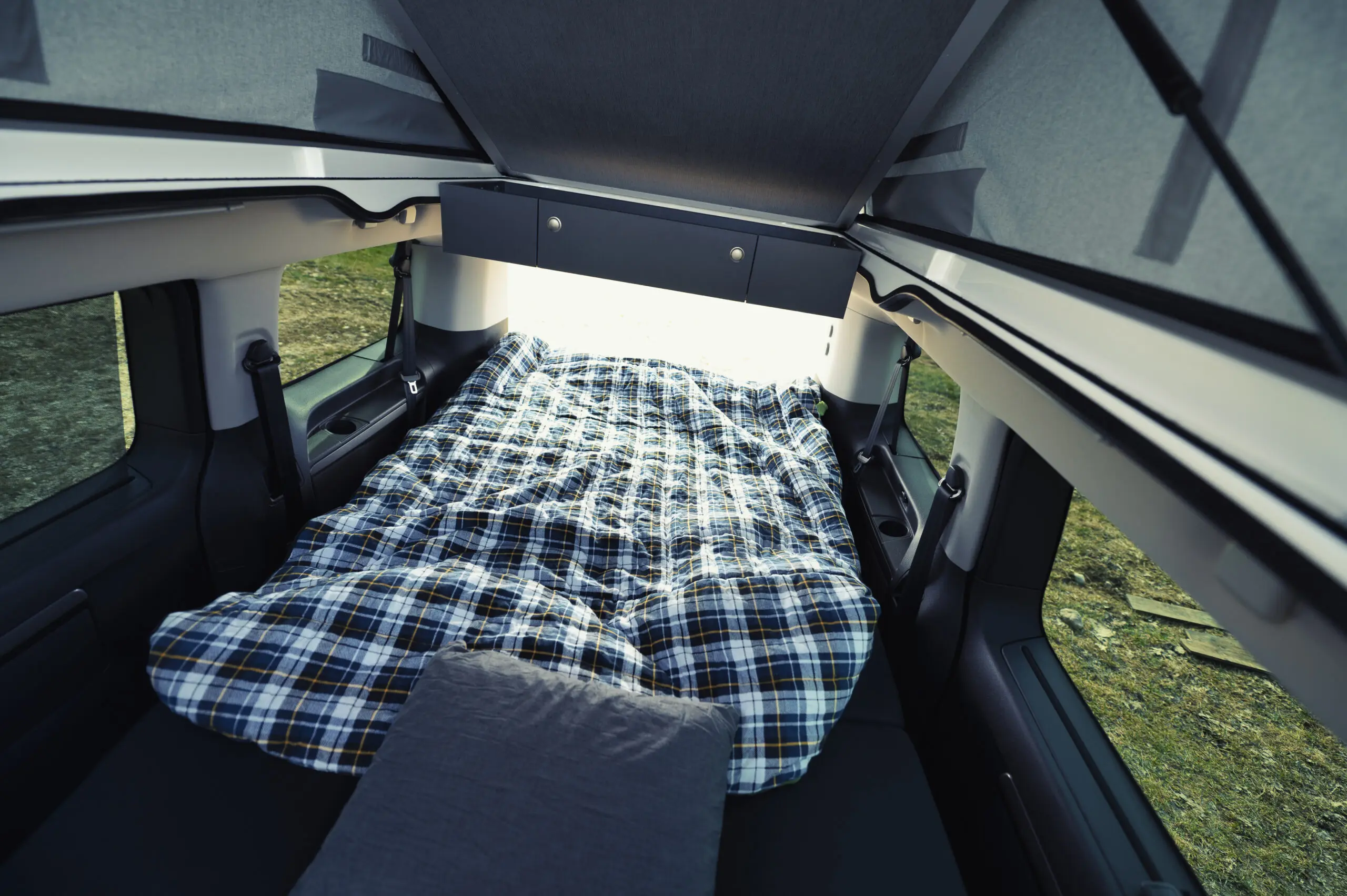 Zusatzbett im Fahrzeuginnenraum